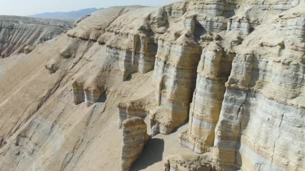 这位运动员在沙漠山脉中央的一座山上跑步 小道在跑 空中视频拍摄 国家公园 Altyn Emel 哈萨克斯坦 — 图库视频影像