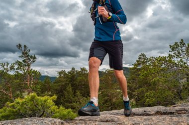 Dağ yolunda koşan erkek koşucu
