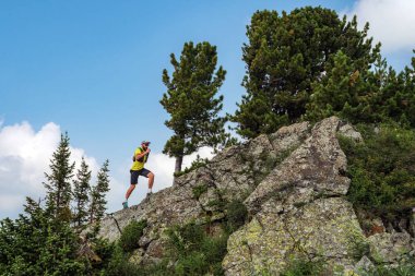 Dağ yolunda koşan erkek koşucu