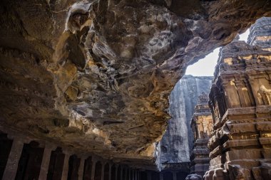 Ellora'daki Kailash Tapınağı. Sütunlar tarafından desteklenen masif monolitik taş tavan