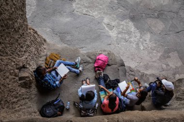 Ellora, Maharashtra, Hindistan - 15 Ocak 2018: Kailash Tapınağı'nda plein havasında sanat fakültesi öğrencilerinden oluşan bir grup