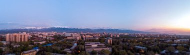 Almaty, Kazakistan - 19 Nisan 2020: Dağları gören Almaty şehrinin akşam manzarası panoraması