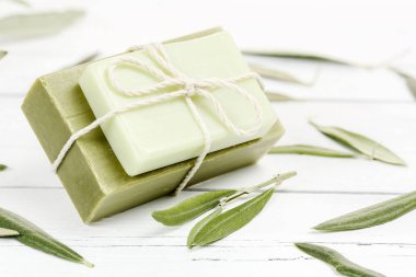 Zeytinyağı sabun Barlar zeytin ağacı ile ahşap üzerine bırakır 