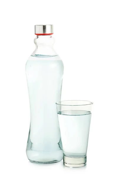 Glas Und Flasche Wasser Isoliert Auf Weiß — Stockfoto