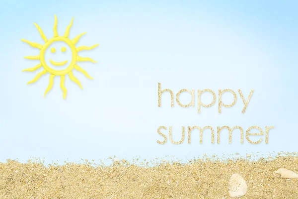 夏天快乐的概念与黏土太阳和沙子和在蓝色纸表面 — 图库照片