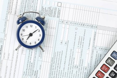 çalar saat ve hesap makinesinde 1040 vergi formu