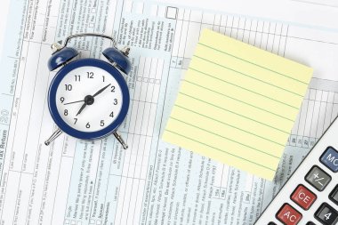 çalar saat, boş sarı Not ve 1040 vergi formu hesap makinesi