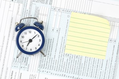 çalar saat ve ABD vergi form üzerindeki sarı Not