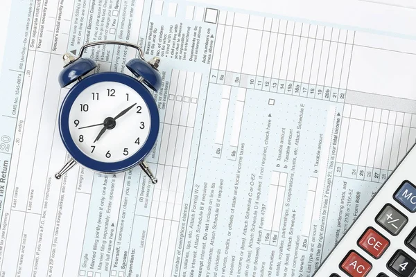 çalar saat ve hesap makinesinde 1040 vergi formu