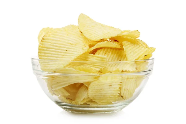 Salzige Kartoffelchips Glasschale Isoliert Auf Weiß — Stockfoto