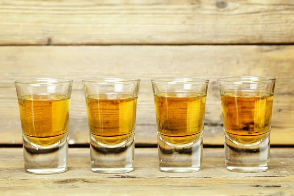 Primo Piano Quattro Shot Whisky Tavole Legno Intemperie — Foto Stock