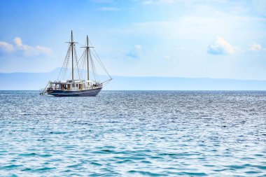 mavi gökyüzü ile bir deniz tarağı denizde Yelkenli