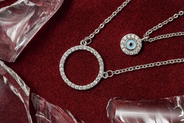 Collier Argent Avec Porte Bonheur Sur Surface Feutre Avec Des — Photo