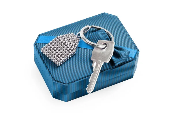 Schlüssel auf Geschenkbox — Stockfoto