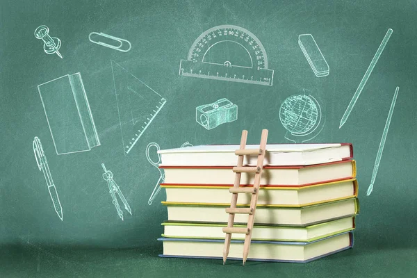 Concepto Educación Con Escalera Lápiz Pila Libros Contra Pizarra Verde — Foto de Stock