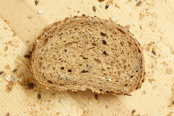 Scheibe Mehrkornbrot Auf Holzoberfläche — Stockfoto