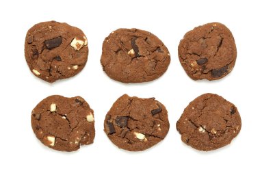 beyaz üzerine fındık ile ev yapımı çikolatalı kurabiye