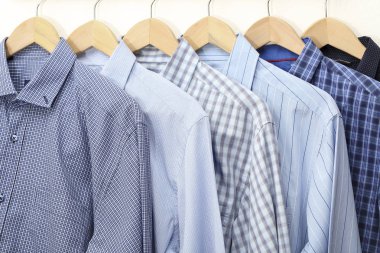 Askılar, erkek s moda üzerinde mavi gömlek koleksiyonu