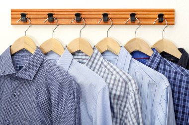 Askılar, erkek s moda üzerinde gömlek koleksiyonu
