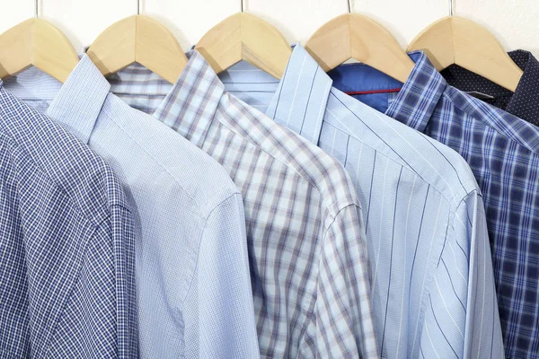 Kollektion Blauer Hemden Auf Kleiderbügeln Herrenmode — Stockfoto