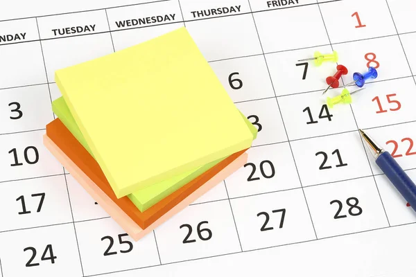 Zelfklevende notities op kalender — Stockfoto