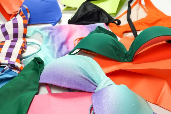 Renkli Bikinilerin Alışveriş Çantalarının Yakın Çekimi — Stok fotoğraf