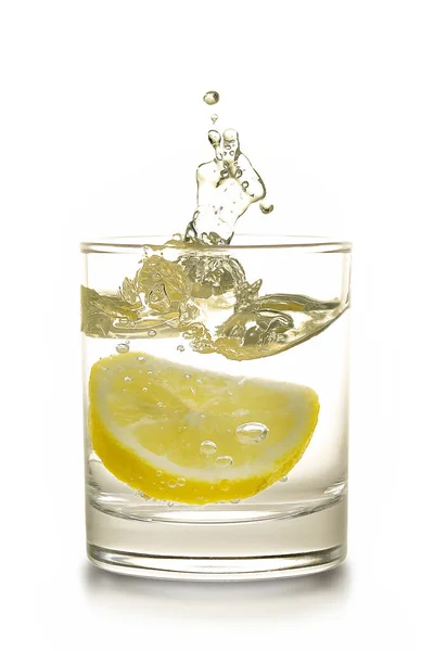 Fetta Limone Spruzzata Bicchiere Acqua Isolata Bianco — Foto Stock