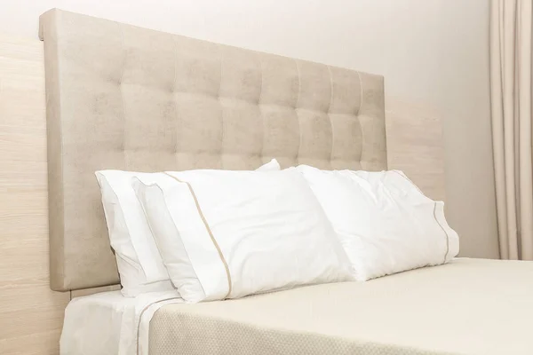 宾馆卧房 干净的枕头和皮革床头板 现代色彩 — 图库照片