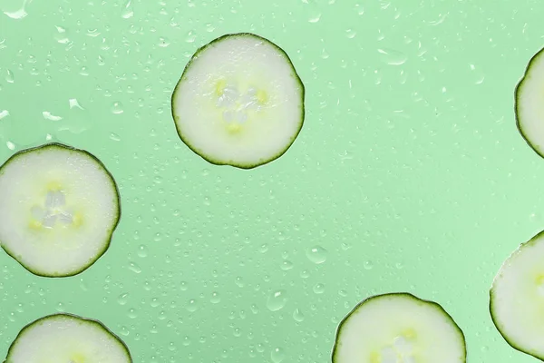 Gurkenscheiben Auf Glas Mit Wassertropfen — Stockfoto