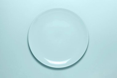 Renk yüzeyinde boş tabak, üst görünüm