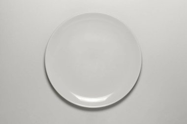 Renk yüzeyinde boş tabak, üst görünüm