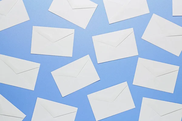 青い表面に白い封筒の平らなレイアウト — ストック写真