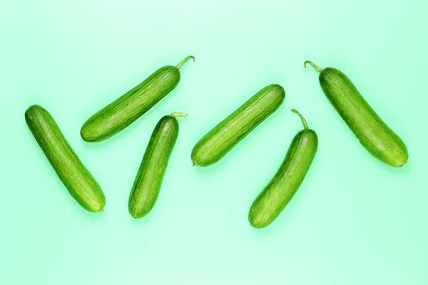 Flachbild Von Sechs Minigurken Auf Grüner Oberfläche — Stockfoto