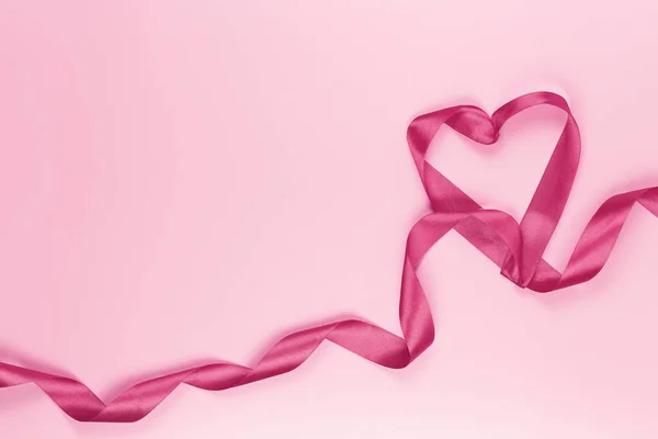 Corazón Cinta Superficie Color Rosa Símbolo Amor Con Espacio Copia —  Fotos de Stock