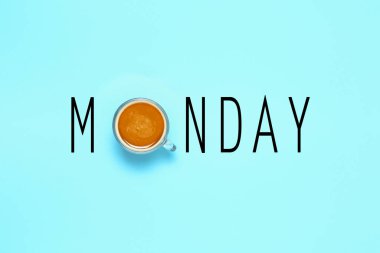 Pazartesi kelimesi mavi yüzey, kahve fincanı o harfi.