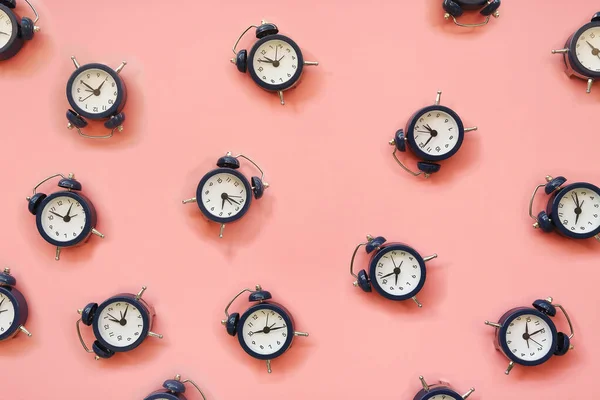 Número Alarme Com Tempo Diferente Superfície Rosa — Fotografia de Stock