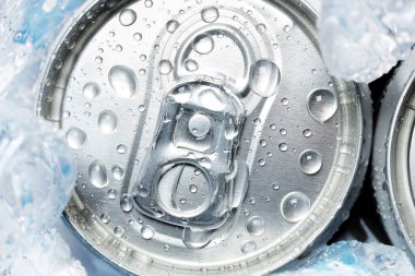 Buzlu bira ya da meşrubat, üst manzara ve yakın çekim.