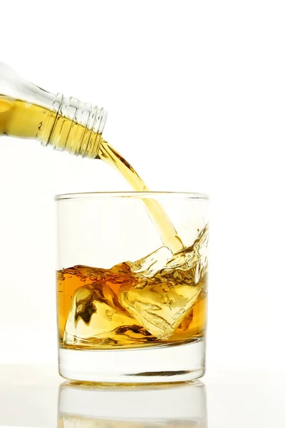 Gießen Sie Ein Glas Whisky High Speed Fotografie — Stockfoto