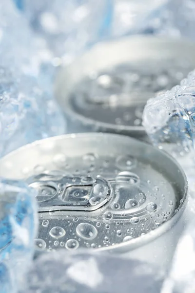 Blikje Frisdrank Bier Met Ijs Bovenaanzicht Close — Stockfoto