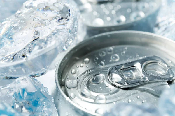 Blikje Frisdrank Bier Met Ijs Bovenaanzicht Close — Stockfoto