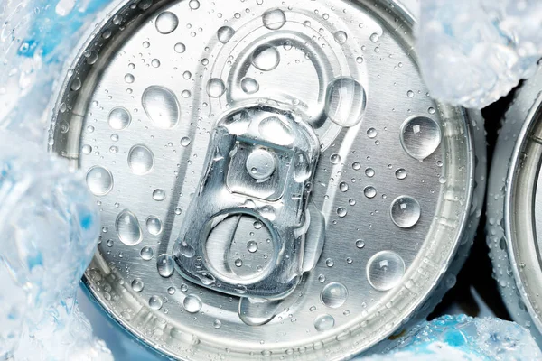 Dose Erfrischungsgetränk Oder Bier Mit Eis Draufsicht Und Nahaufnahme — Stockfoto