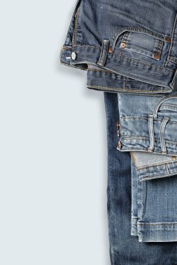 Askıda iki çift kot pantolon. Yaklaş.