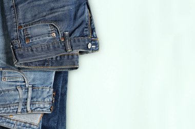 Askıda asılı iki kot pantolon fotokopi alanı ile yakın çekim