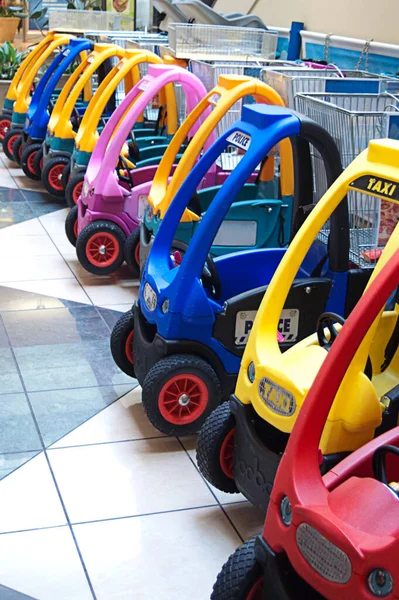 Reihe Bunter Einkaufswagen Für Kinder — Stockfoto