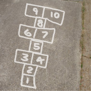 Kaldırıma tebeşirle çizilmiş çocuk seksek oyunu