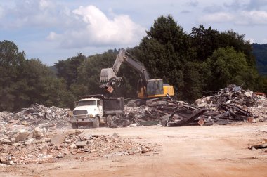 Yıkımdan sonra temizlik için kullanılan vinç ve çöp kamyonu.