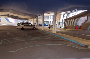 Bir otoparkın görüntüsü bozulmuş.