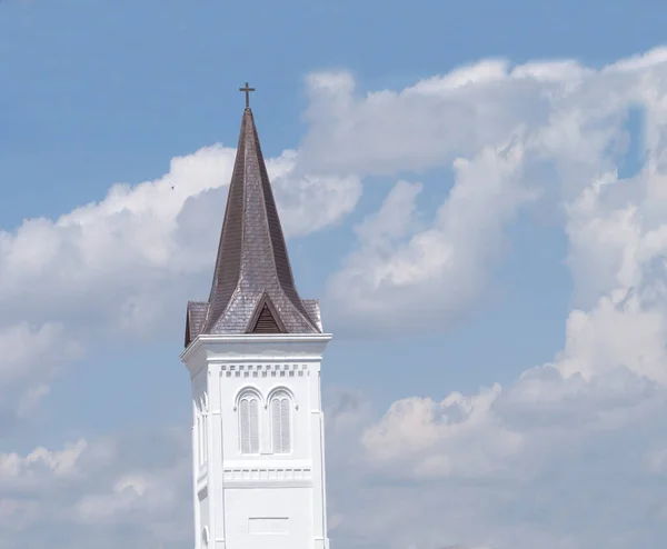 Church Steeple Bright Cloudy Blue Sky — Stock Photo, Image