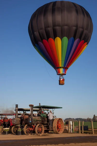 俄勒冈 2014年4月13日 一个热气球乘坐早晨飞行在绽放的郁金香领域和老拖拉机在伍德 或在2014年4月13日 — 图库照片