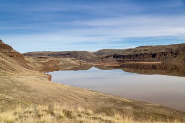 Marmes Rockshelter ören Palouse nehrin batısında göl genelinde Doğu Washington Lyons feribot State Park, sakin güneşli bir günde arıyorsunuz.